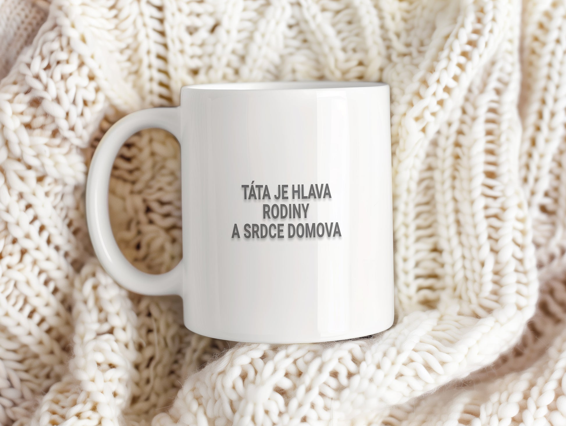 Bílý hrnek s textem TÁTA JE HLAVA RODINY A SRDCE DOMOVA.