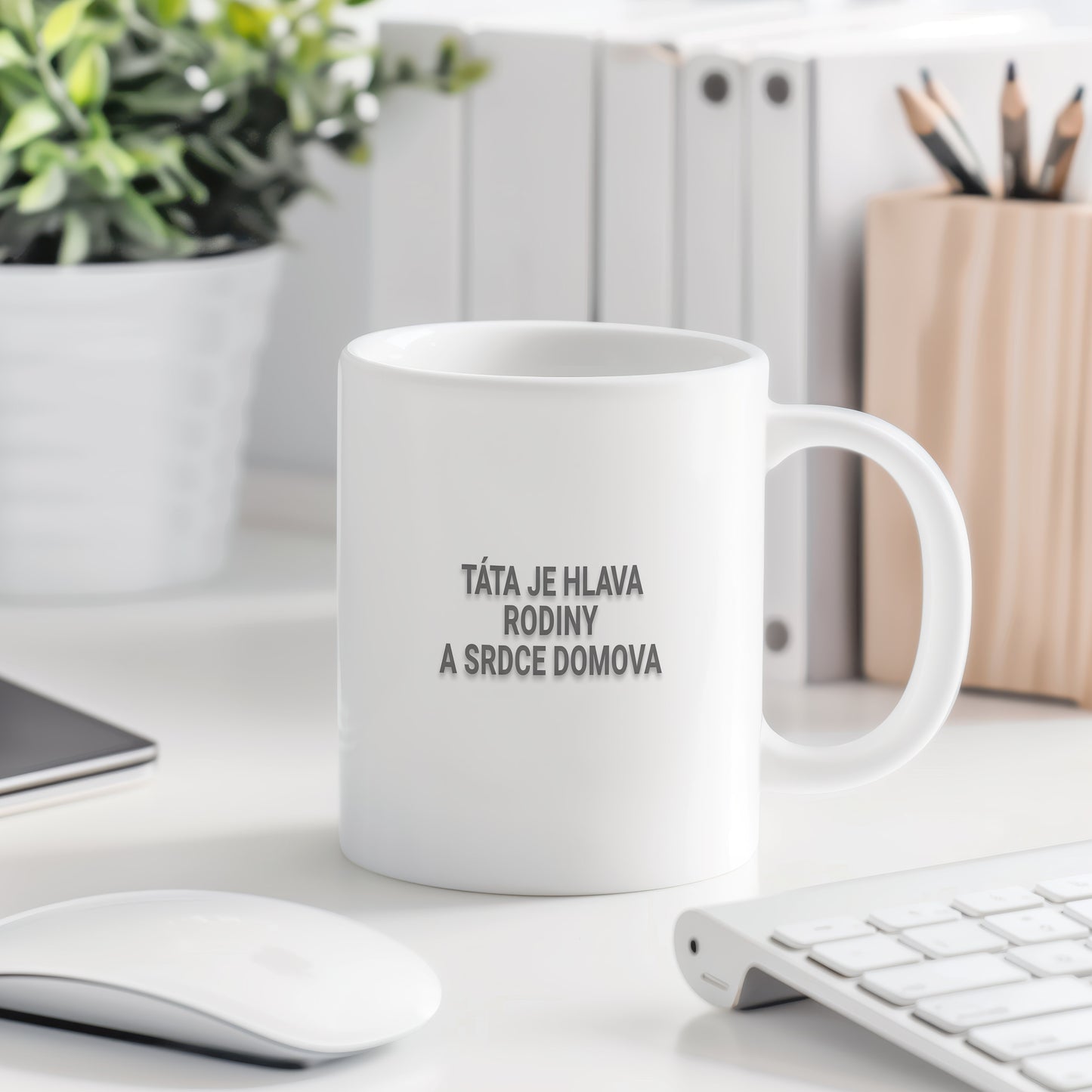 Bílý hrnek s textem TÁTA JE HLAVA RODINY A SRDCE DOMOVA.