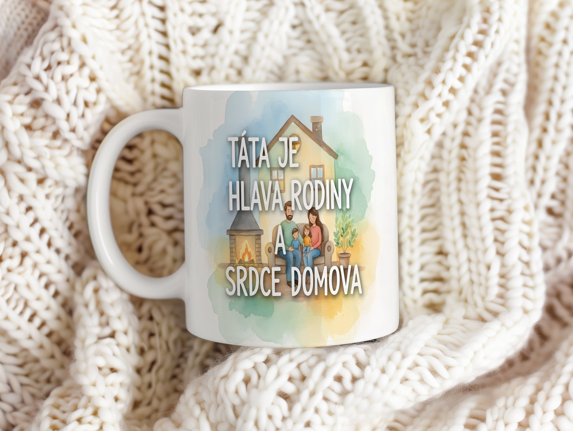 Hrnek s akvarelovým motivem rodiny u krbu a textem 'TÁTA JE HLAVA RODINY A SRDCE DOMOVA'.