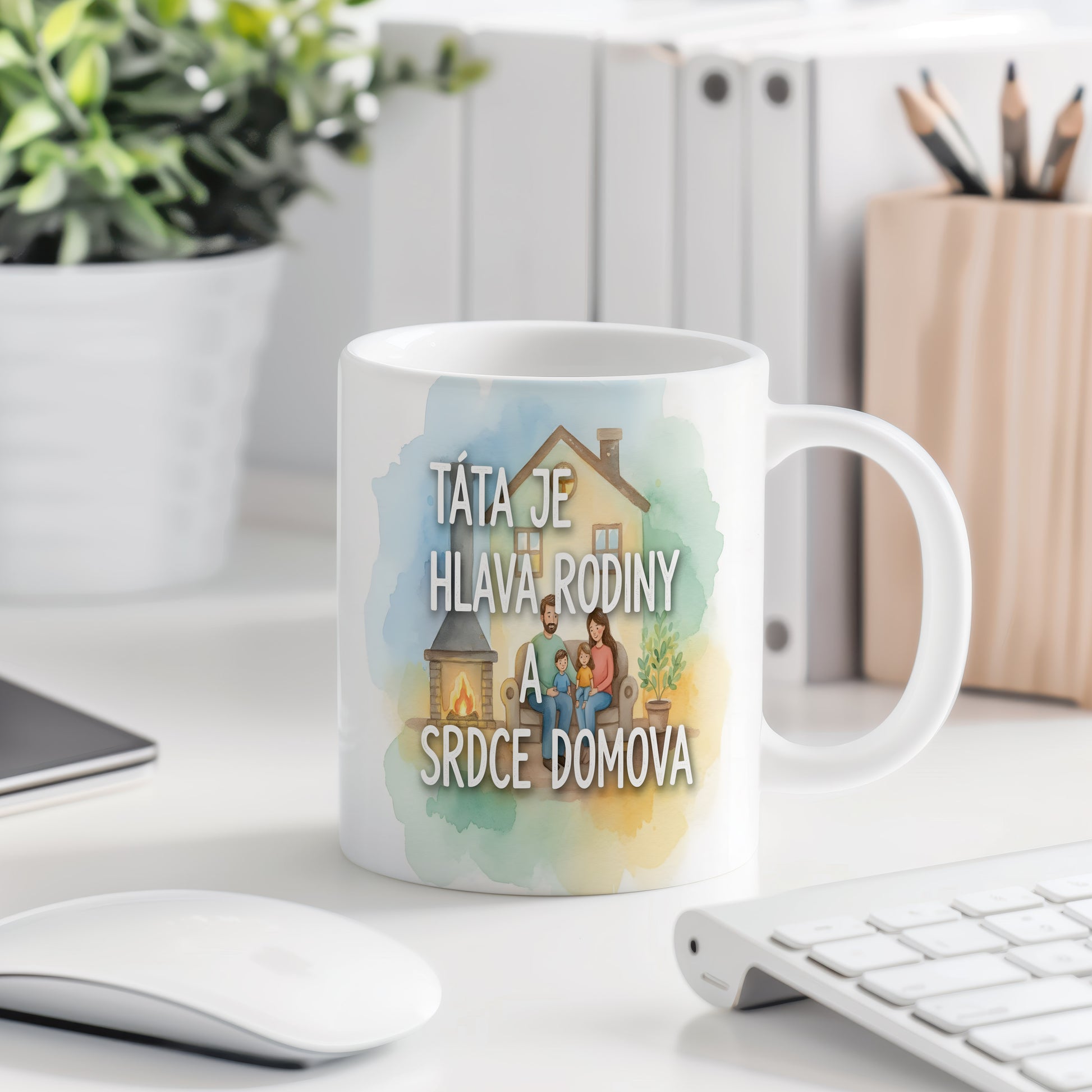 Hrnek s akvarelovým motivem rodiny u krbu a textem 'TÁTA JE HLAVA RODINY A SRDCE DOMOVA'.