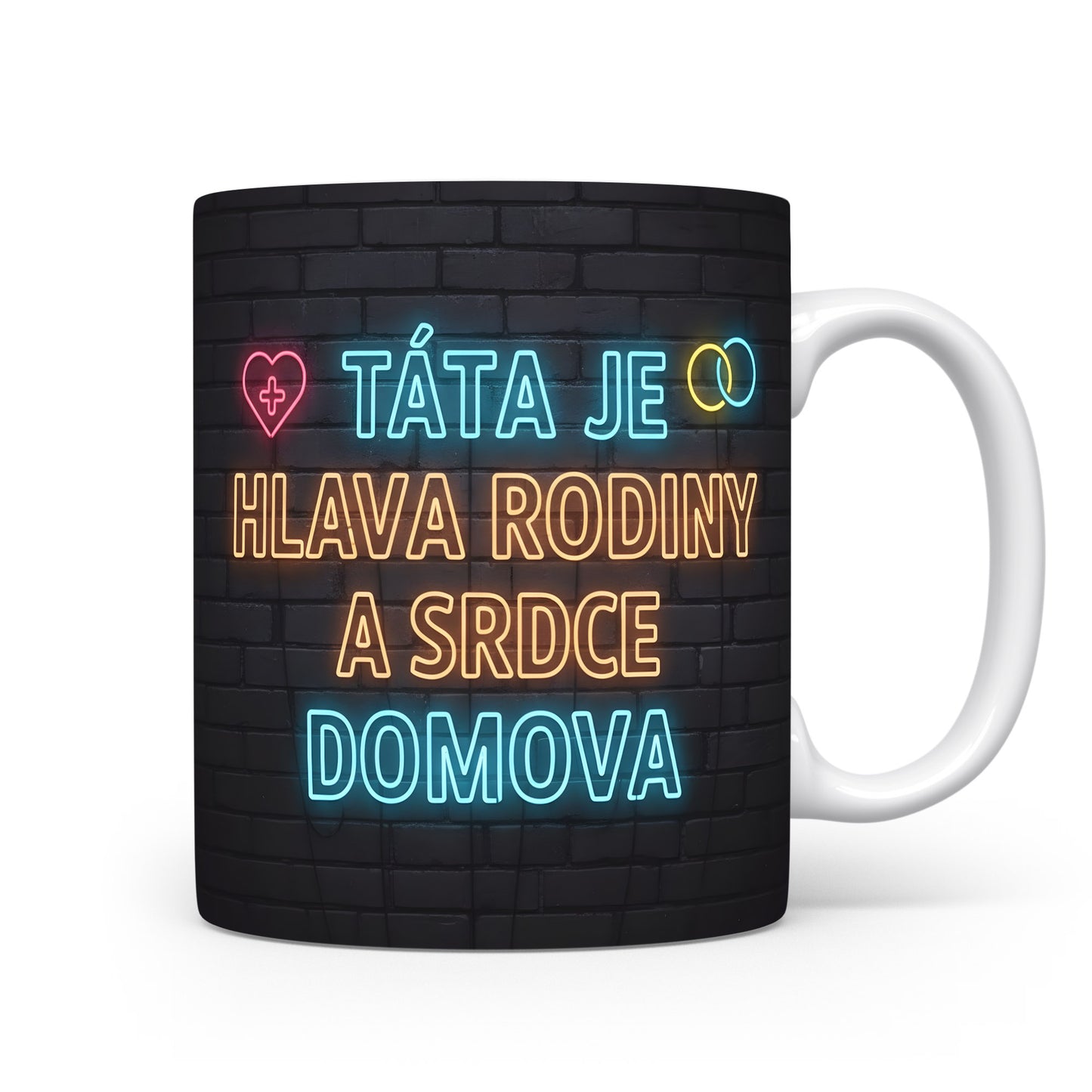 Hrnek s nápisem TÁTA JE HLAVA RODINY A SRDCE DOMOVA na cihlovém pozadí.
