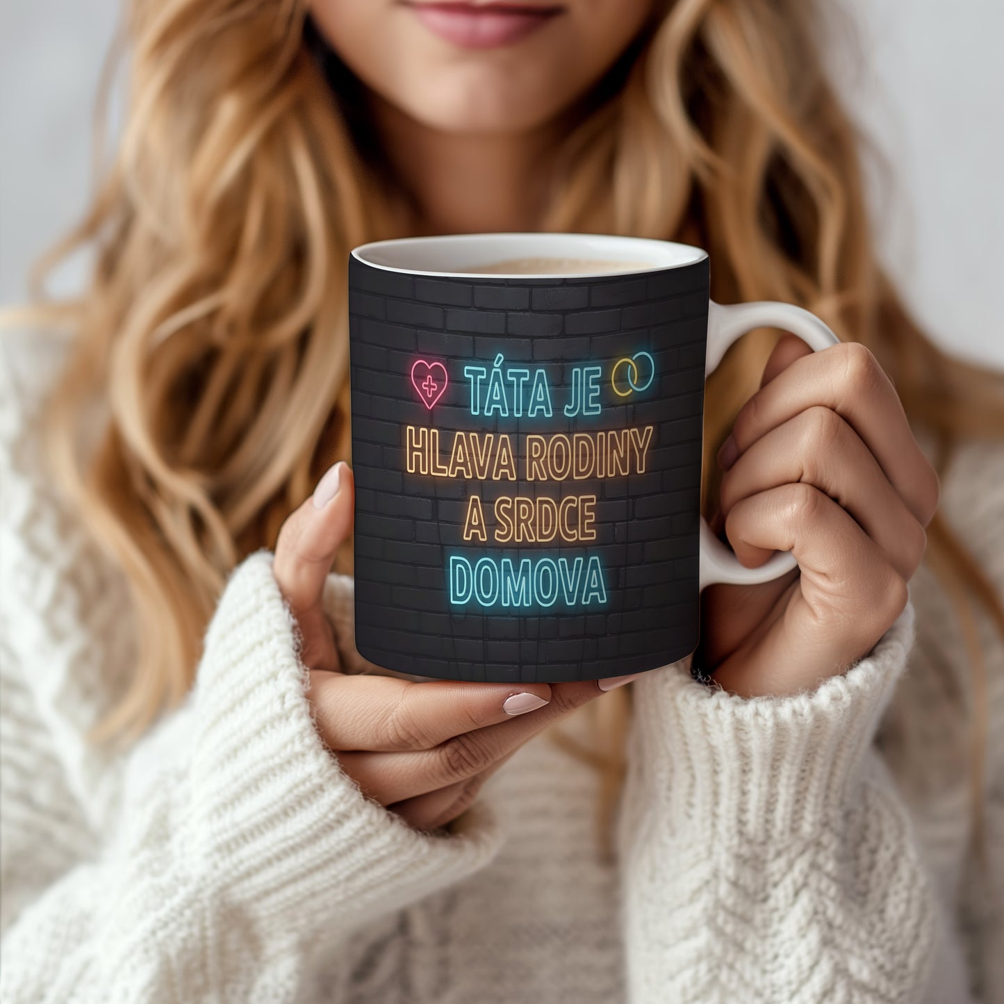 Hrnek s nápisem TÁTA JE HLAVA RODINY A SRDCE DOMOVA na cihlovém pozadí.