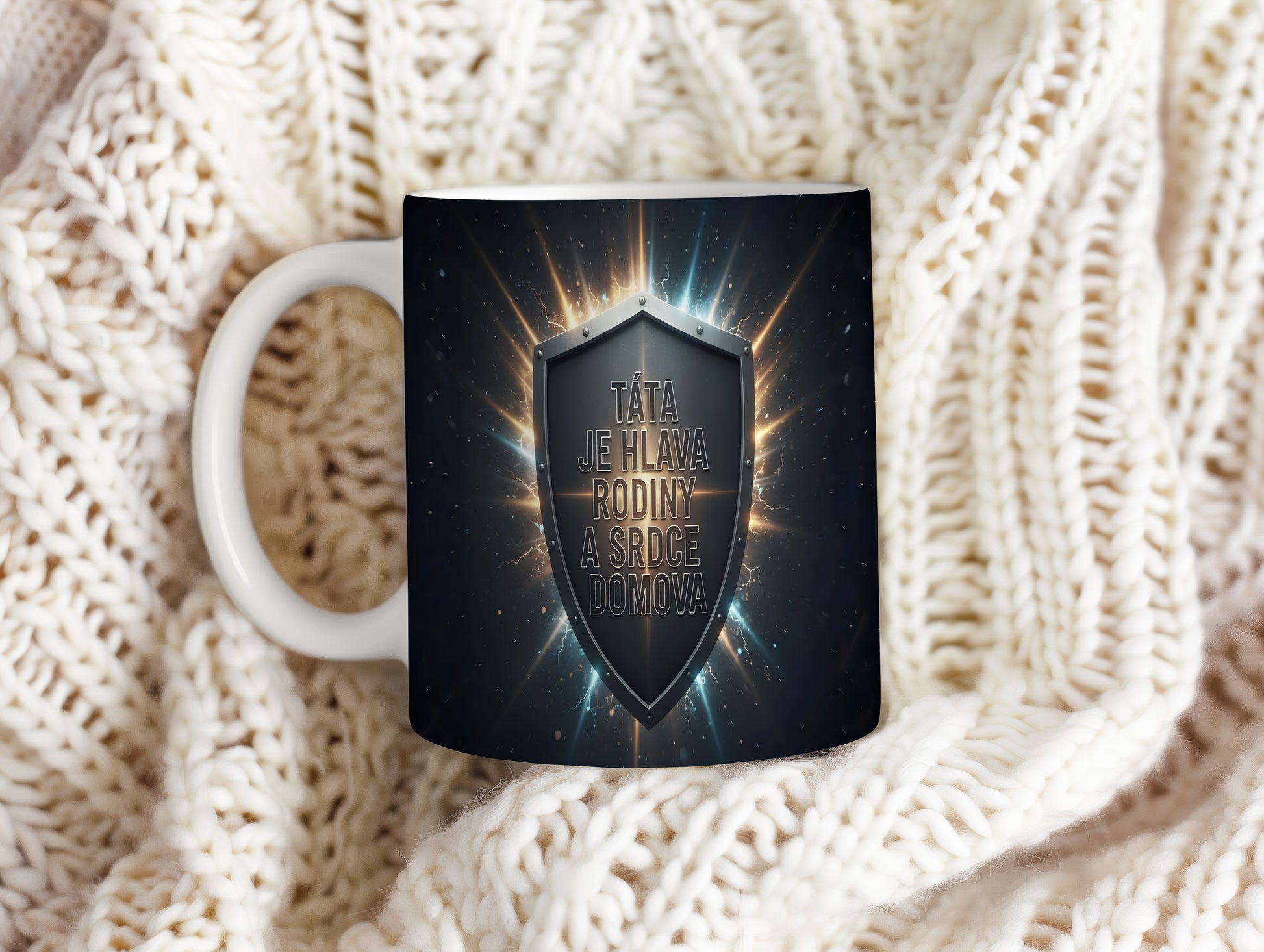 Hrnek s motivem štítu a zářivých paprsků, textem o otci.