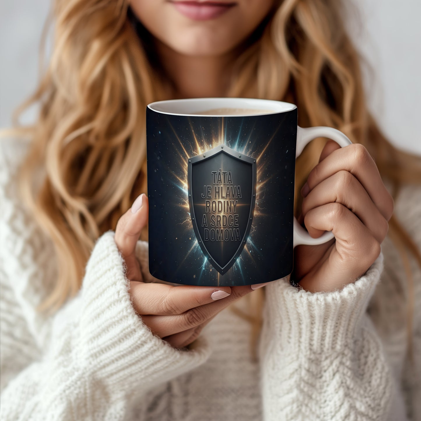 Hrnek s motivem štítu a zářivých paprsků, textem o otci.