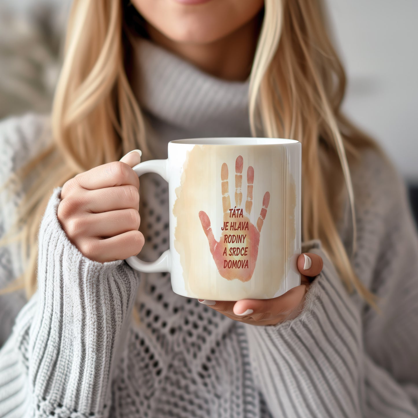 Hrnek s béžovým akvarelem a červeným otiskem ruky.