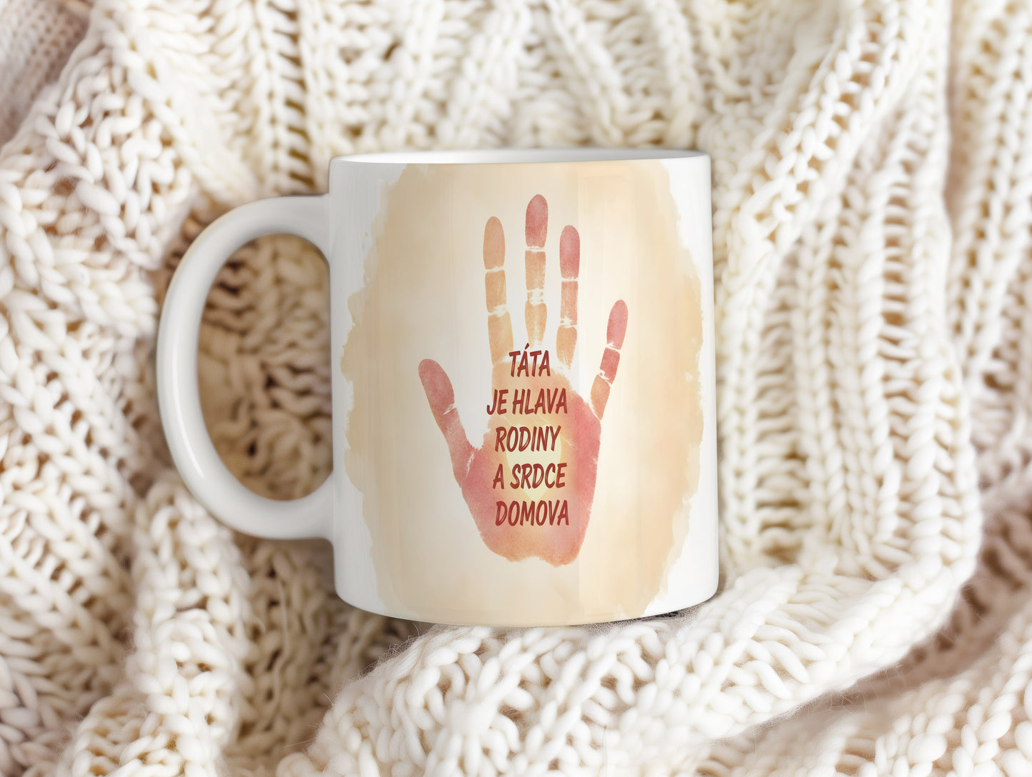 Hrnek s béžovým akvarelem a červeným otiskem ruky.