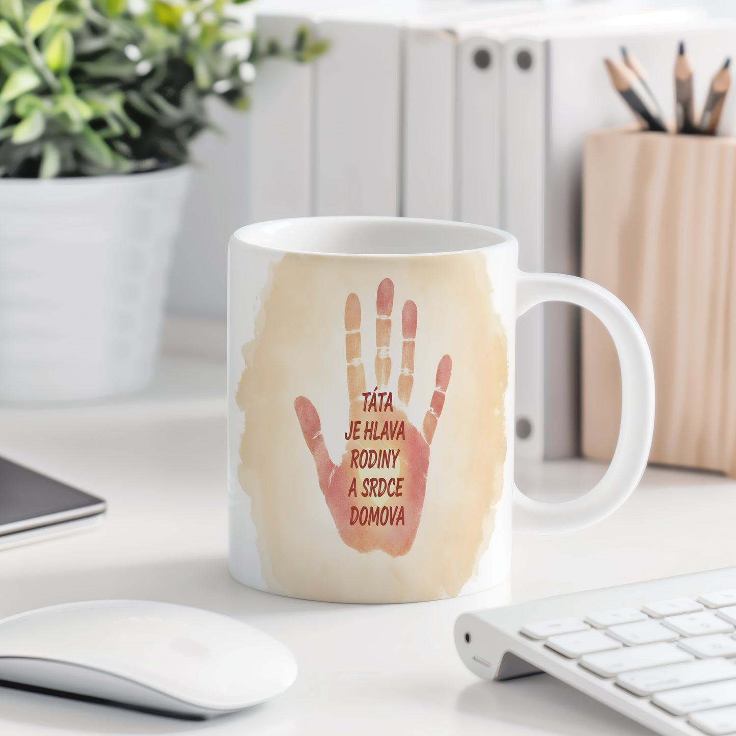 Hrnek s béžovým akvarelem a červeným otiskem ruky.