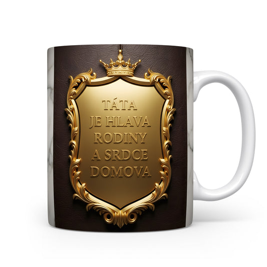 Hrnek s královským zlatým erbem na hnědém koženém pozadí.