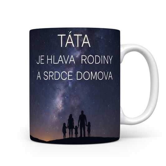 Hrnek s nápisem TÁTA JE HLAVA RODINY A SRDCE DOMOVA a siluetou rodiny pod hvězdnou oblohou.