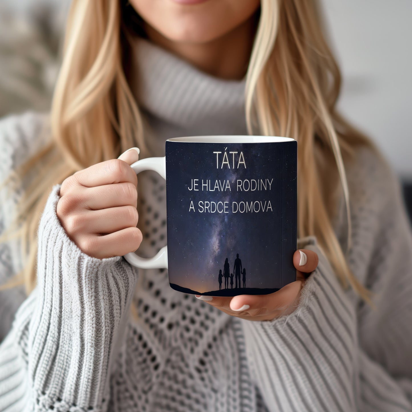 Hrnek s nápisem TÁTA JE HLAVA RODINY A SRDCE DOMOVA a siluetou rodiny pod hvězdnou oblohou.