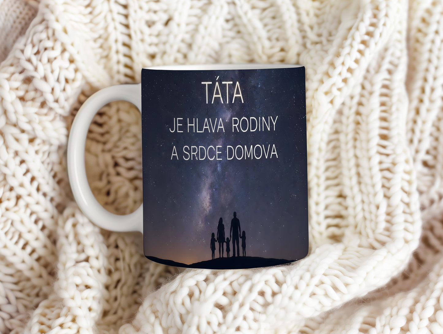 Hrnek s nápisem TÁTA JE HLAVA RODINY A SRDCE DOMOVA a siluetou rodiny pod hvězdnou oblohou.
