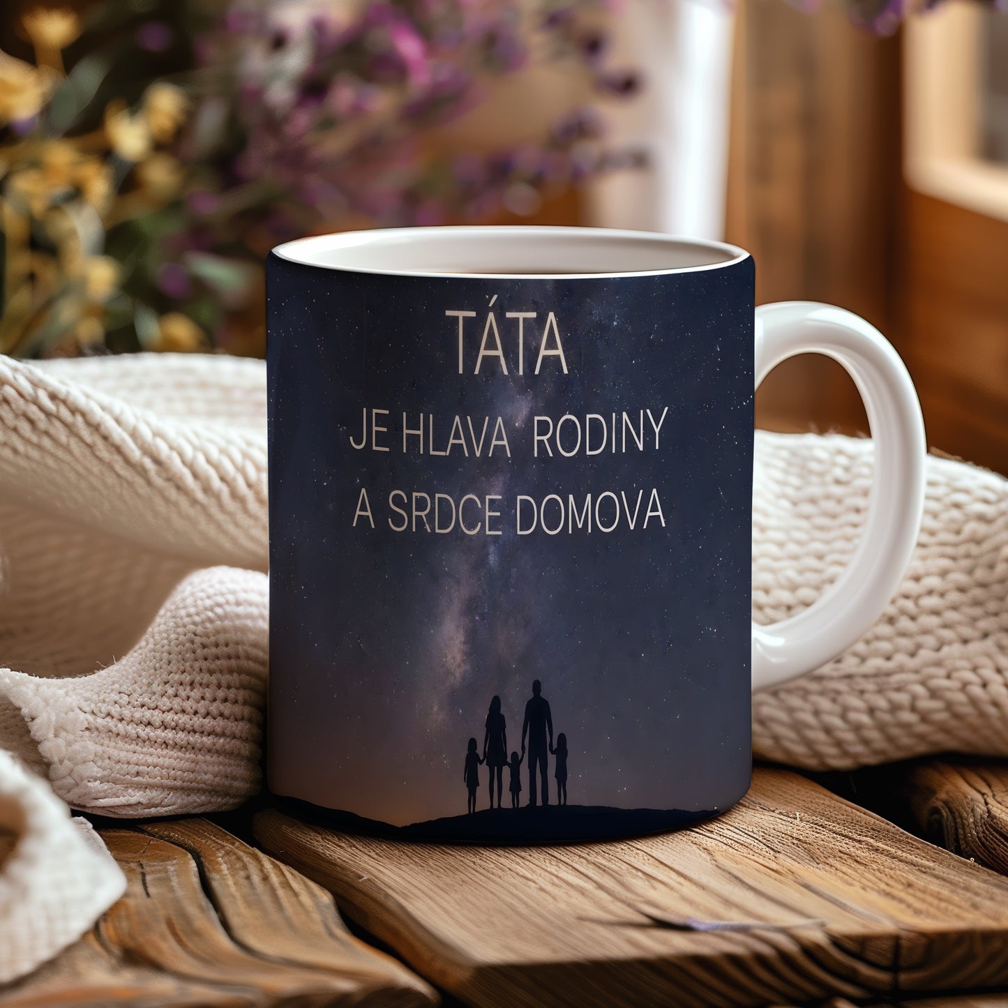 Hrnek s nápisem TÁTA JE HLAVA RODINY A SRDCE DOMOVA a siluetou rodiny pod hvězdnou oblohou.