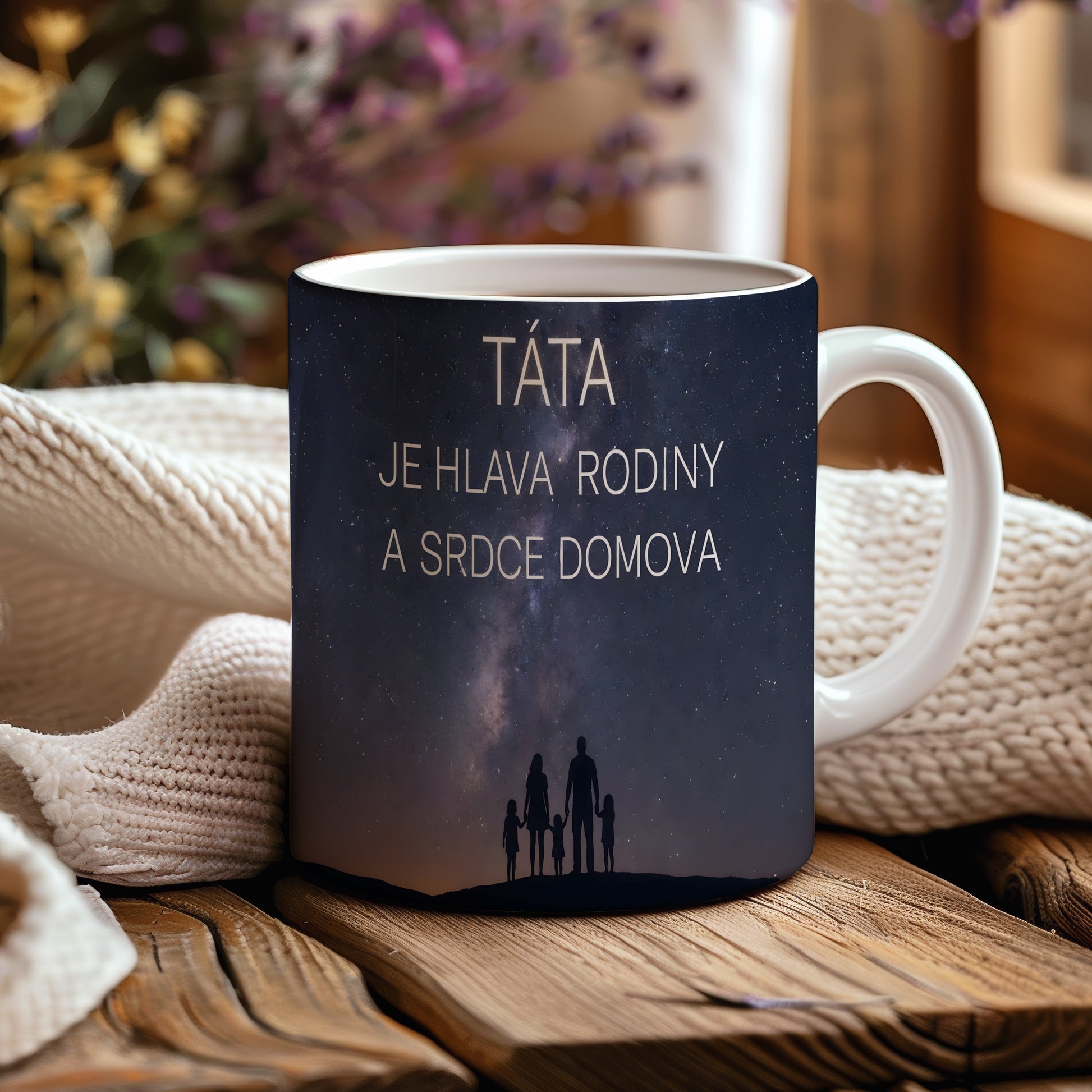 Hrnek s nápisem TÁTA JE HLAVA RODINY A SRDCE DOMOVA a siluetou rodiny pod hvězdnou oblohou.