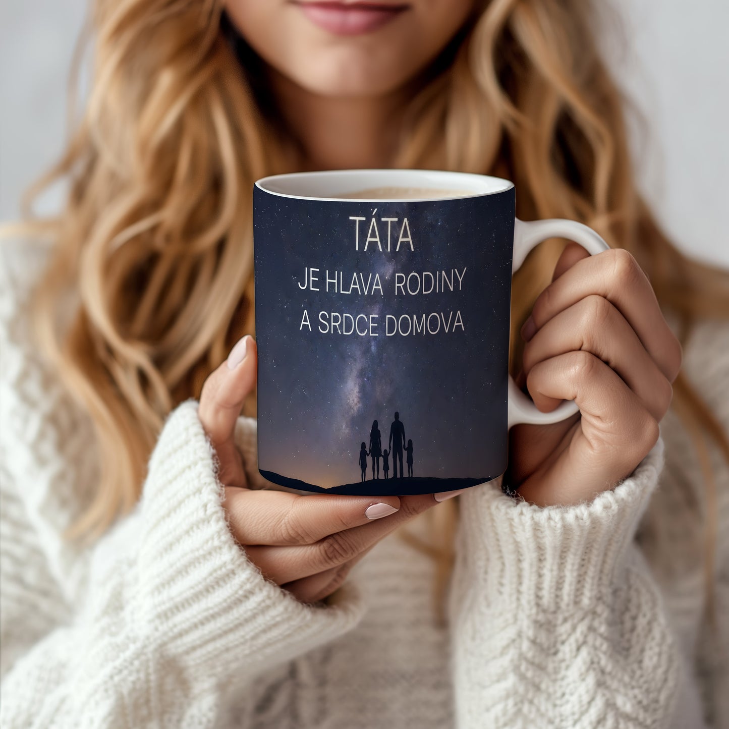 Hrnek s nápisem TÁTA JE HLAVA RODINY A SRDCE DOMOVA a siluetou rodiny pod hvězdnou oblohou.