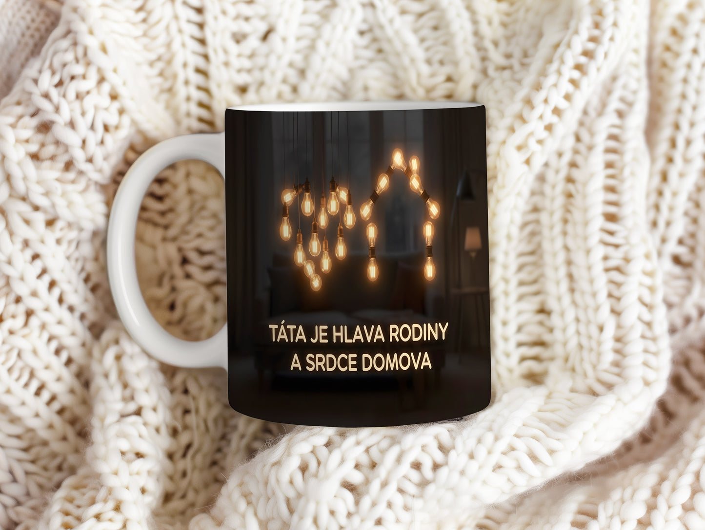 Černý hrnek se zlatými žárovkami a textem o tatínkovi.