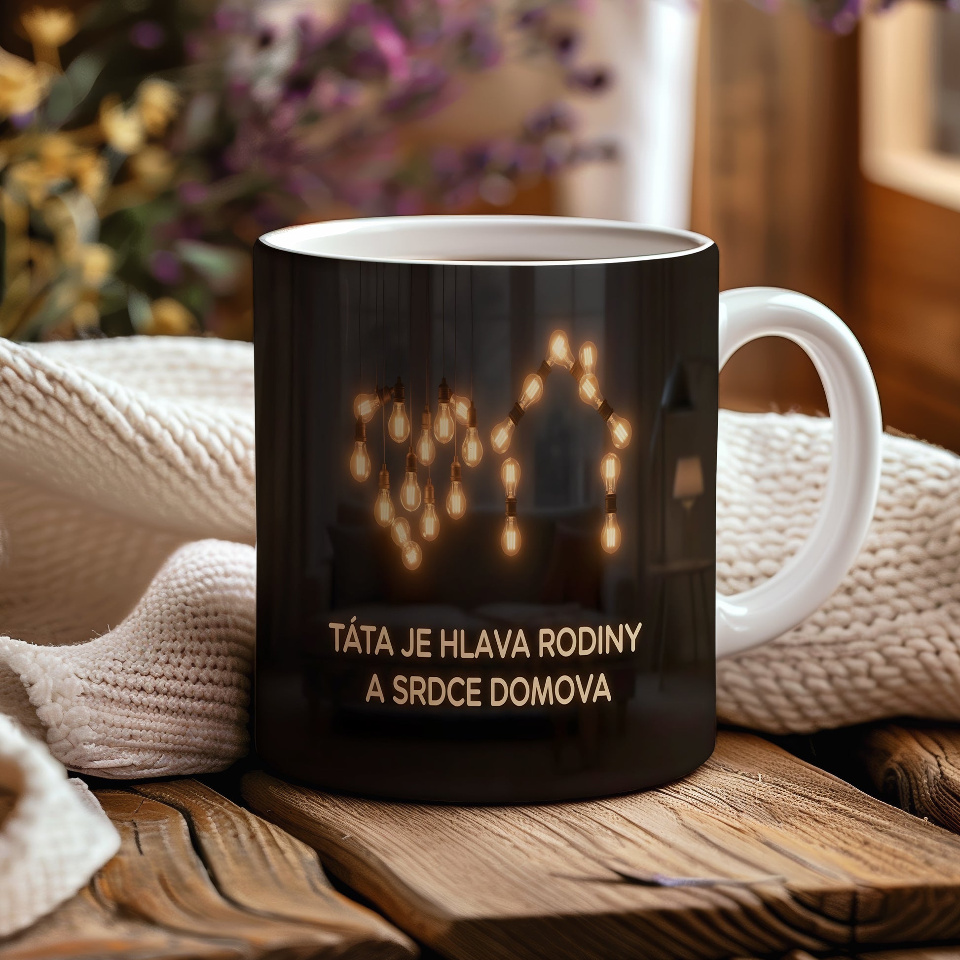 Černý hrnek se zlatými žárovkami a textem o tatínkovi.