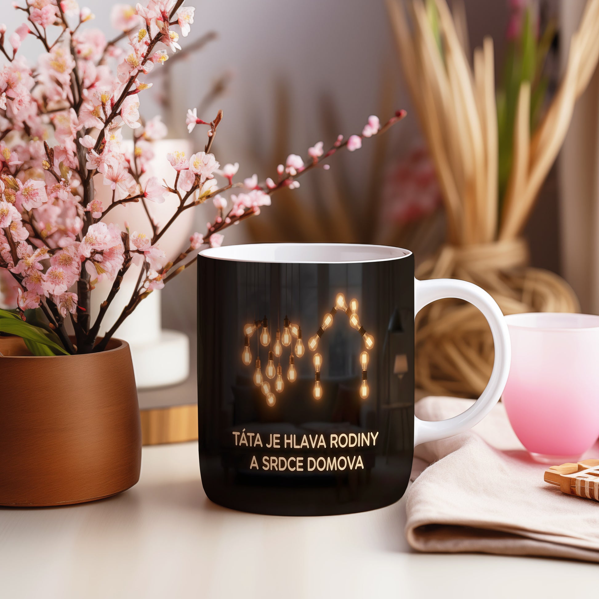 Černý hrnek se zlatými žárovkami a textem o tatínkovi.