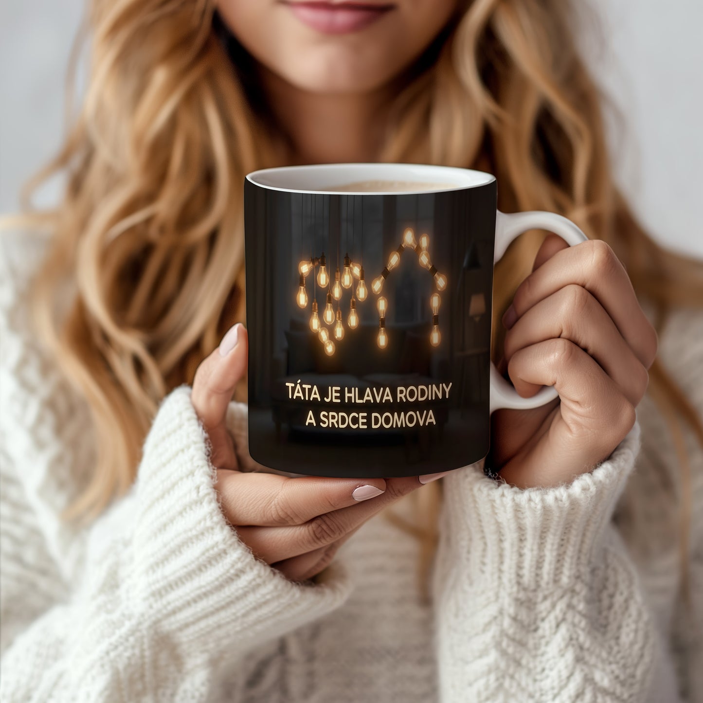 Černý hrnek se zlatými žárovkami a textem o tatínkovi.