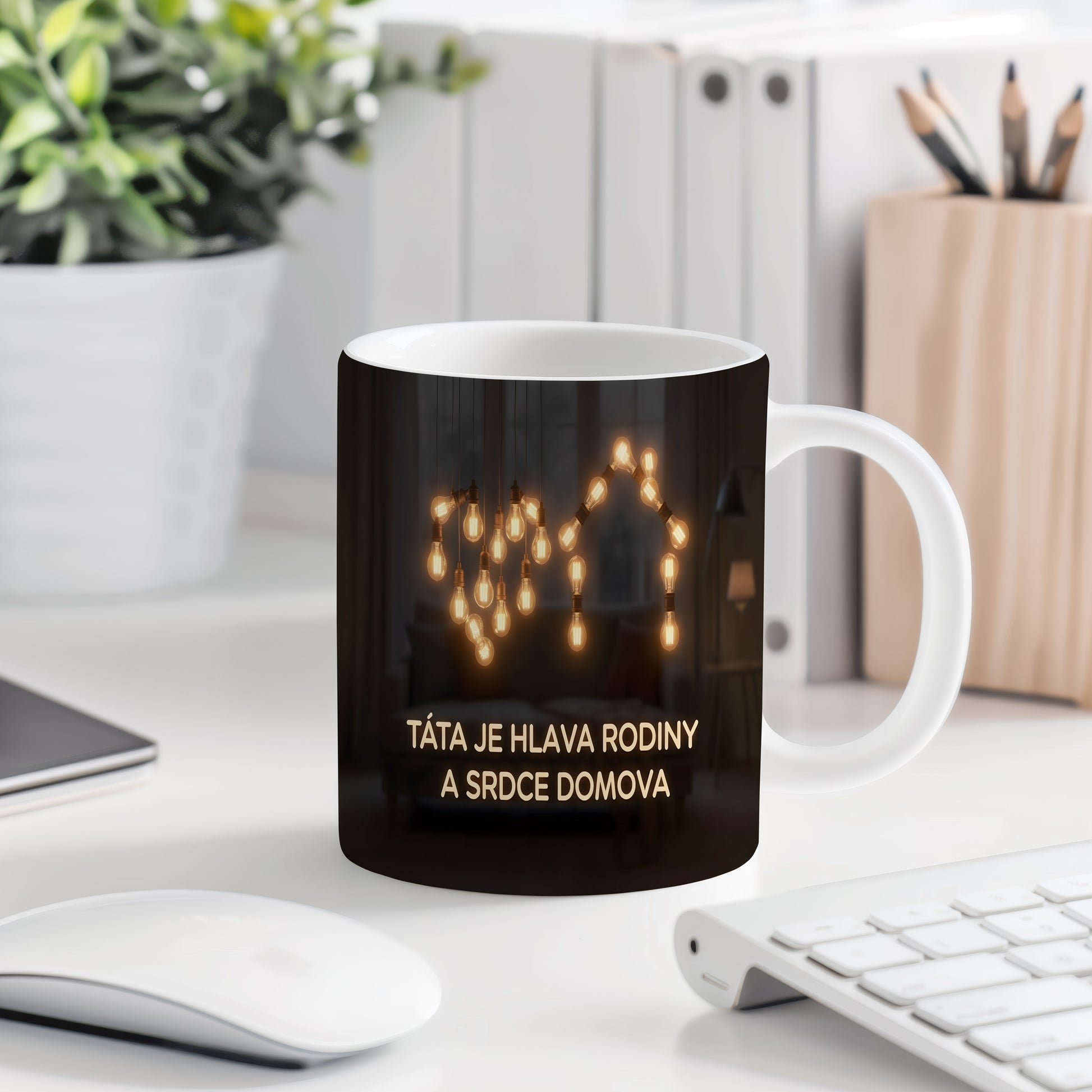 Černý hrnek se zlatými žárovkami a textem o tatínkovi.
