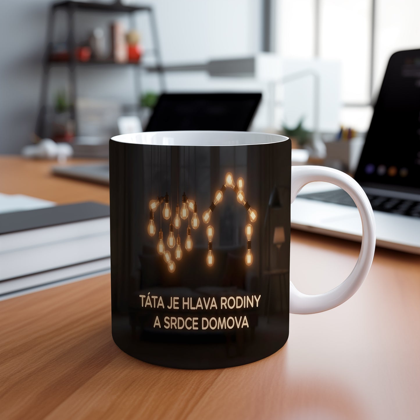 Černý hrnek se zlatými žárovkami a textem o tatínkovi.