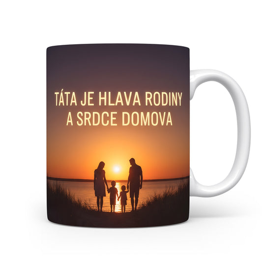 Hrnek s nápisem a siluetou rodiny při západu slunce.