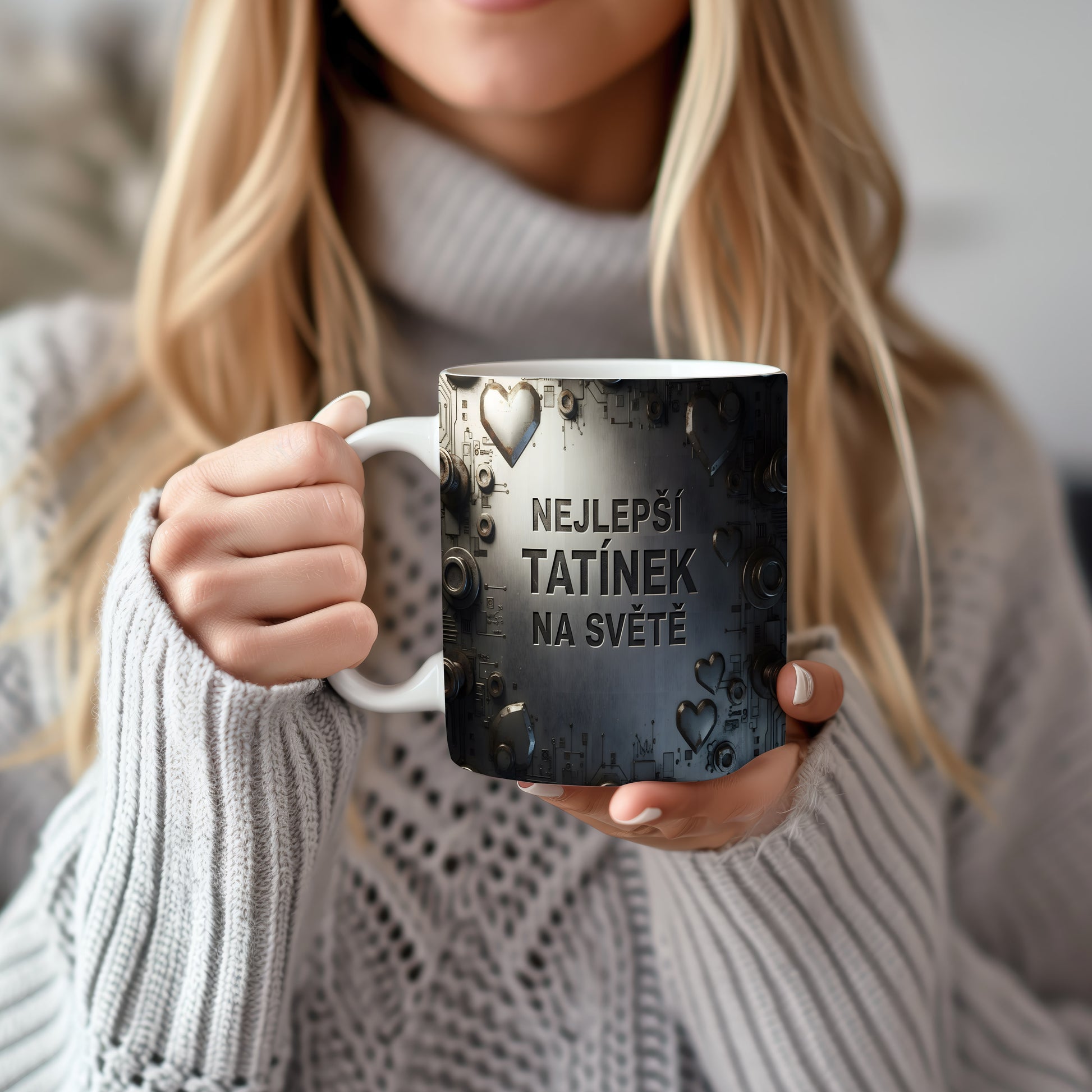 Hrnek s nápisem 'NEJLEPŠÍ TATÍNEK NA SVĚTĚ' v industriálním stylu.