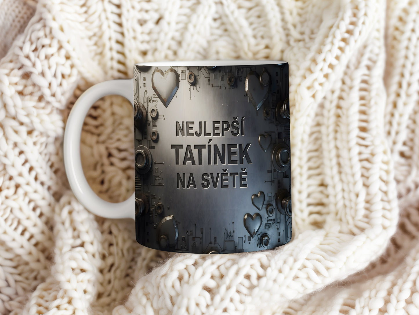 Hrnek s nápisem 'NEJLEPŠÍ TATÍNEK NA SVĚTĚ' v industriálním stylu.