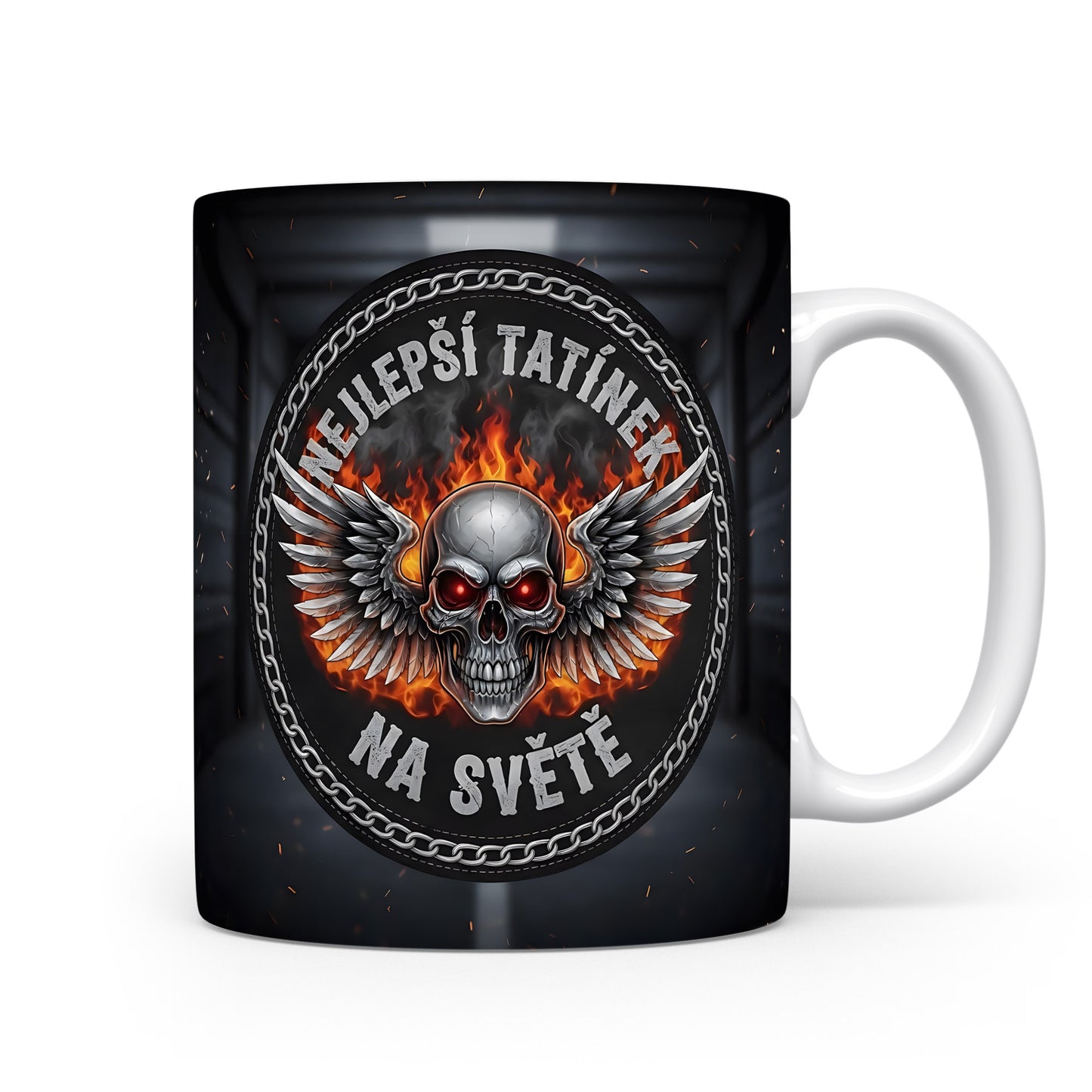Hrnek s motivem lebky, křídel a plamenů.