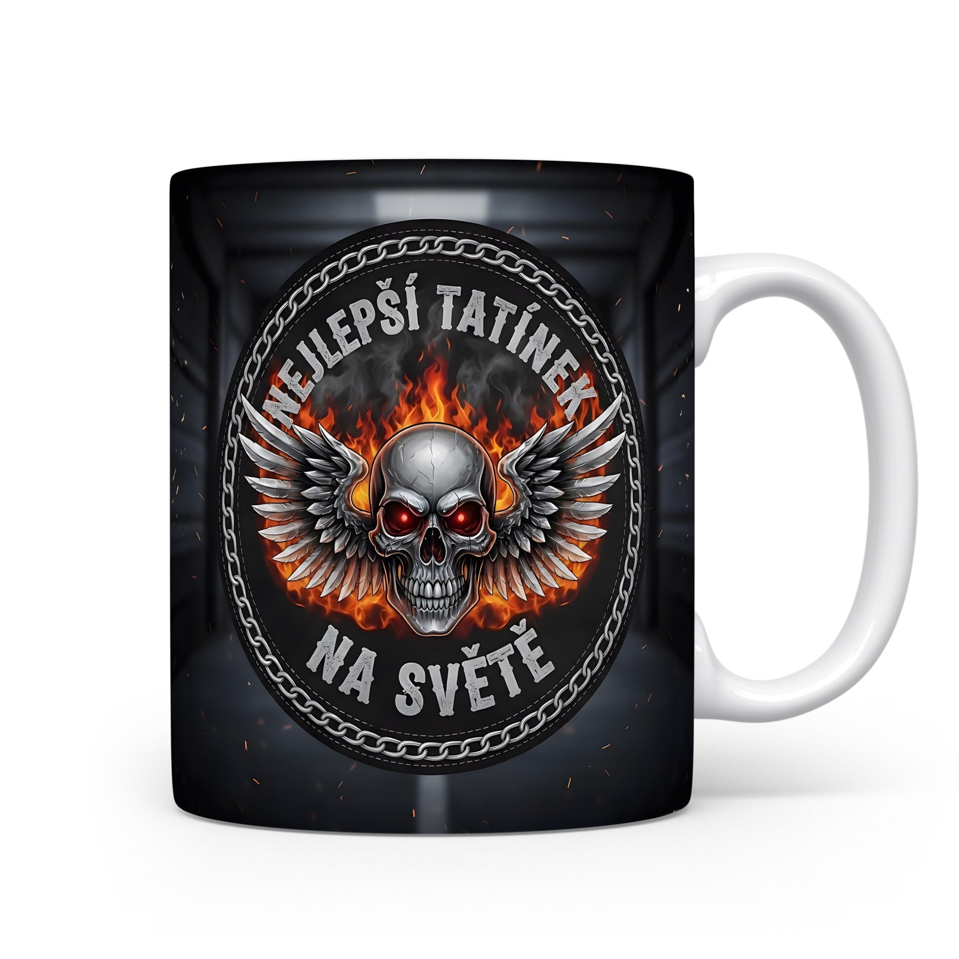 Hrnek s motivem lebky, křídel a plamenů.
