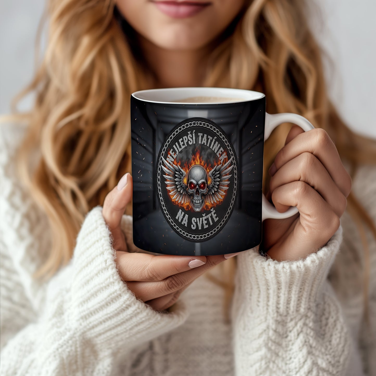 Hrnek s motivem lebky, křídel a plamenů.