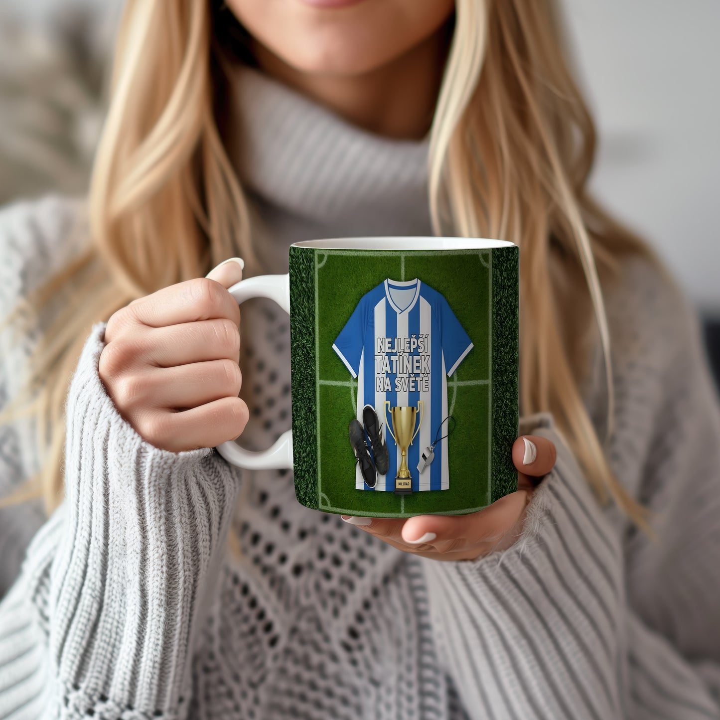 Hrnek s fotbalovým motivem, dres, trofej a nápis NEJLEPŠÍ TATÍNEK NA SVĚTĚ.