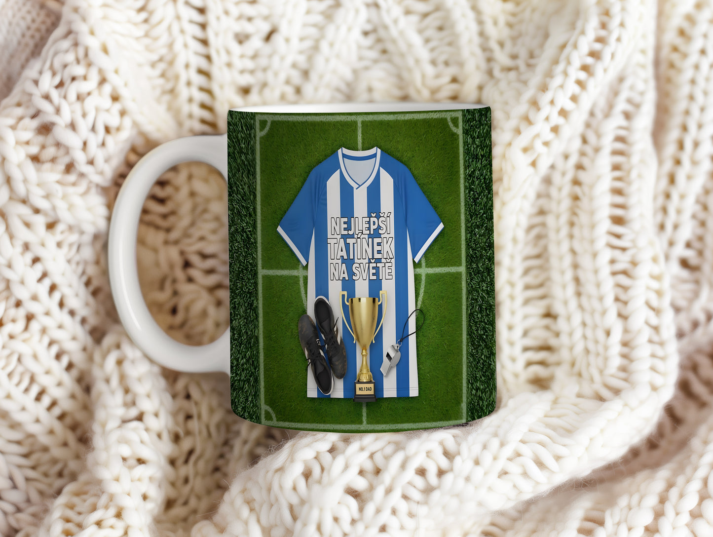 Hrnek s fotbalovým motivem, dres, trofej a nápis NEJLEPŠÍ TATÍNEK NA SVĚTĚ.