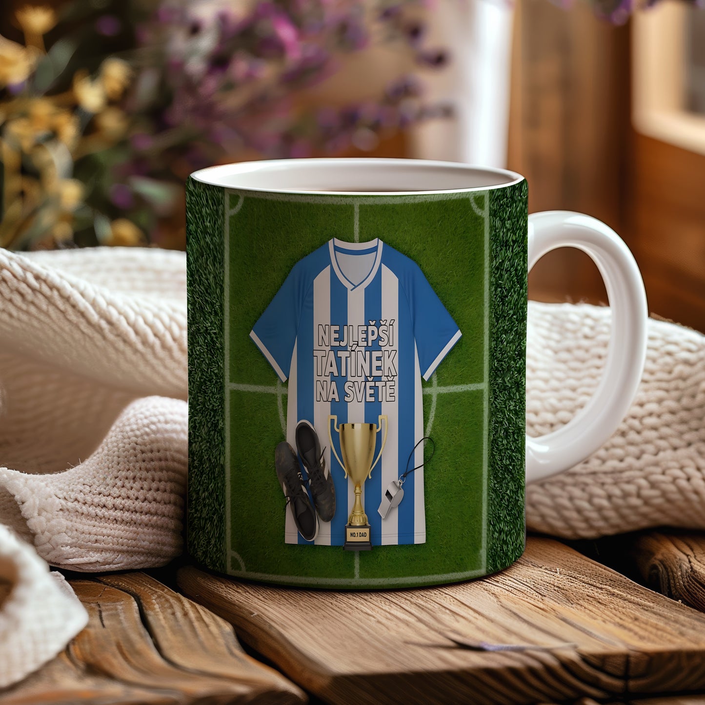 Hrnek s fotbalovým motivem, dres, trofej a nápis NEJLEPŠÍ TATÍNEK NA SVĚTĚ.