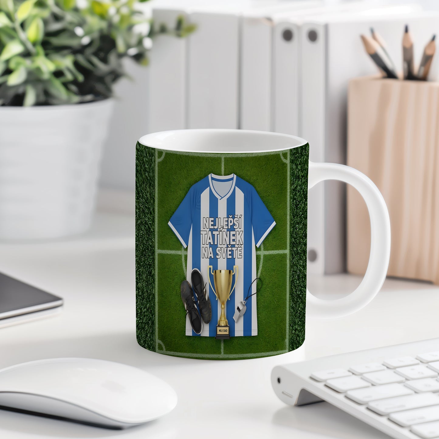 Hrnek s fotbalovým motivem, dres, trofej a nápis NEJLEPŠÍ TATÍNEK NA SVĚTĚ.