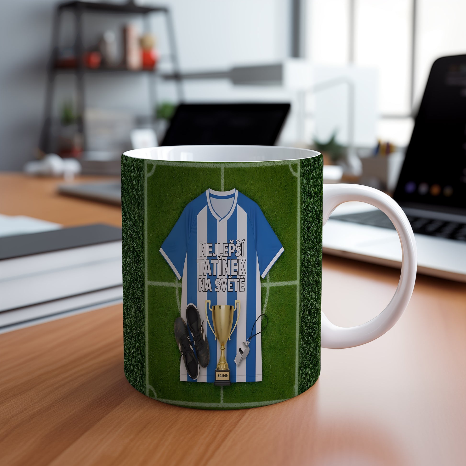 Hrnek s fotbalovým motivem, dres, trofej a nápis NEJLEPŠÍ TATÍNEK NA SVĚTĚ.
