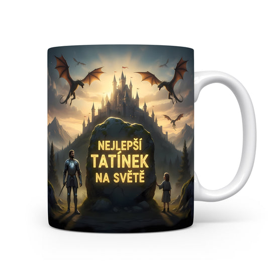 Hrnek s nápisem 'NEJLEPŠÍ TATÍNEK NA SVĚTĚ' s motivem hradu a draků.