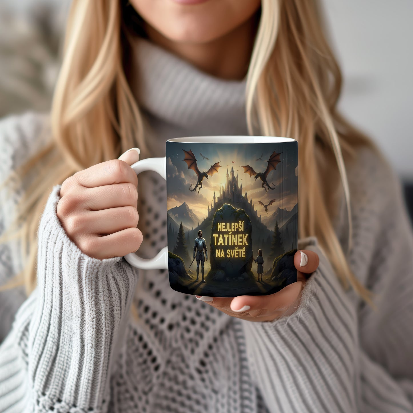 Hrnek s nápisem 'NEJLEPŠÍ TATÍNEK NA SVĚTĚ' s motivem hradu a draků.