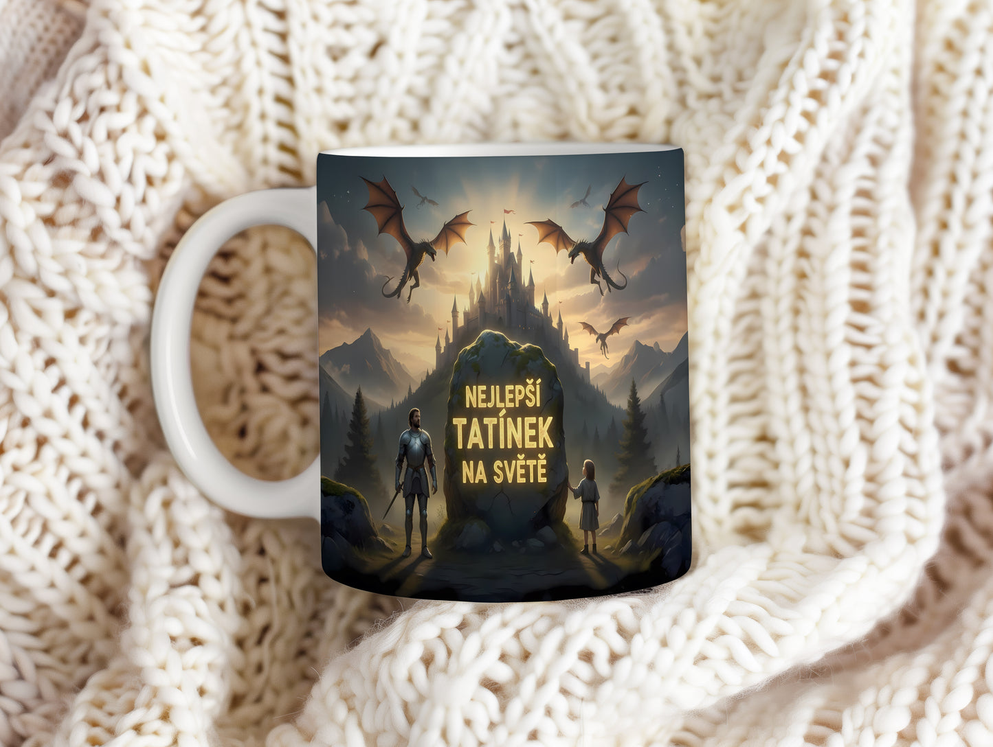 Hrnek s nápisem 'NEJLEPŠÍ TATÍNEK NA SVĚTĚ' s motivem hradu a draků.
