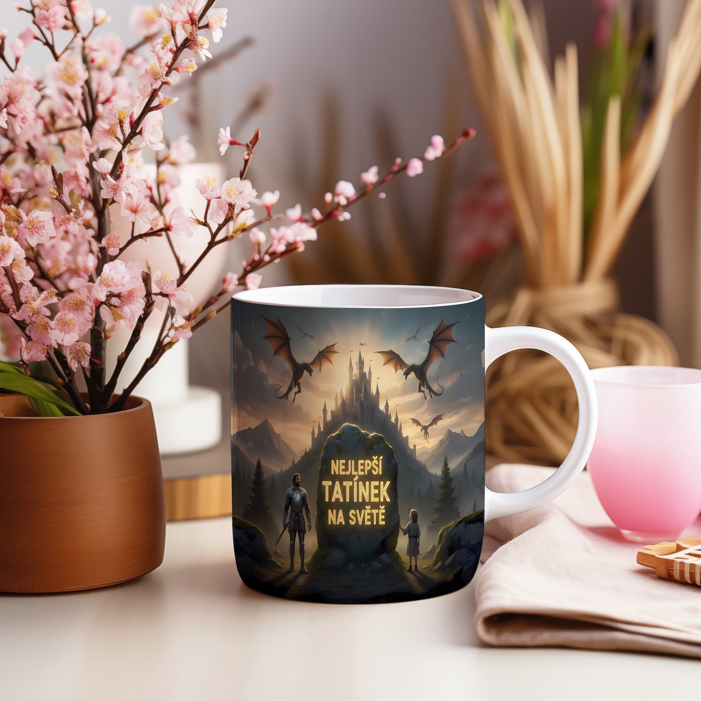 Hrnek s nápisem 'NEJLEPŠÍ TATÍNEK NA SVĚTĚ' s motivem hradu a draků.