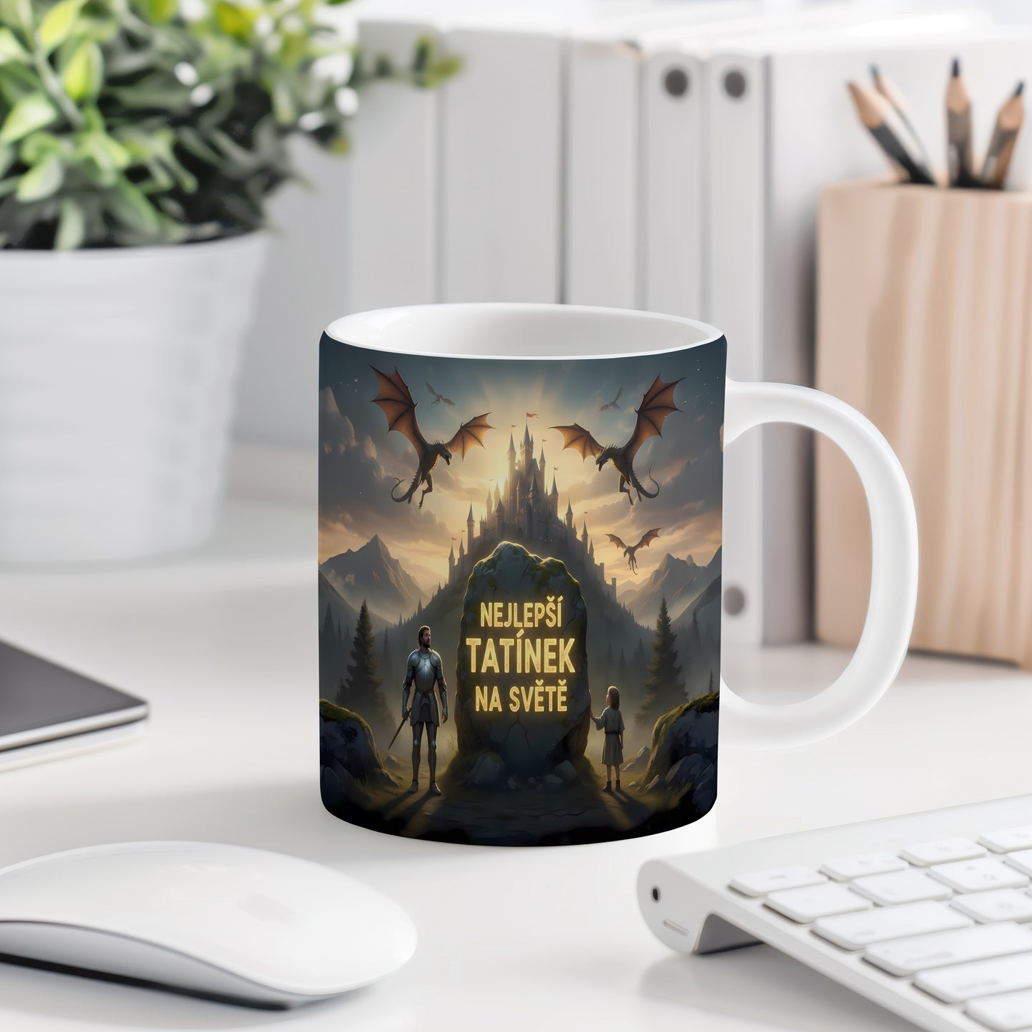 Hrnek s nápisem 'NEJLEPŠÍ TATÍNEK NA SVĚTĚ' s motivem hradu a draků.