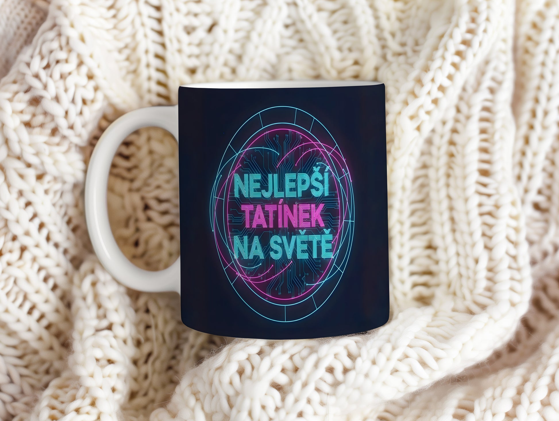 Hrnek s nápisem NEJLEPŠÍ TATÍNEK NA SVĚTĚ v moderním stylu.