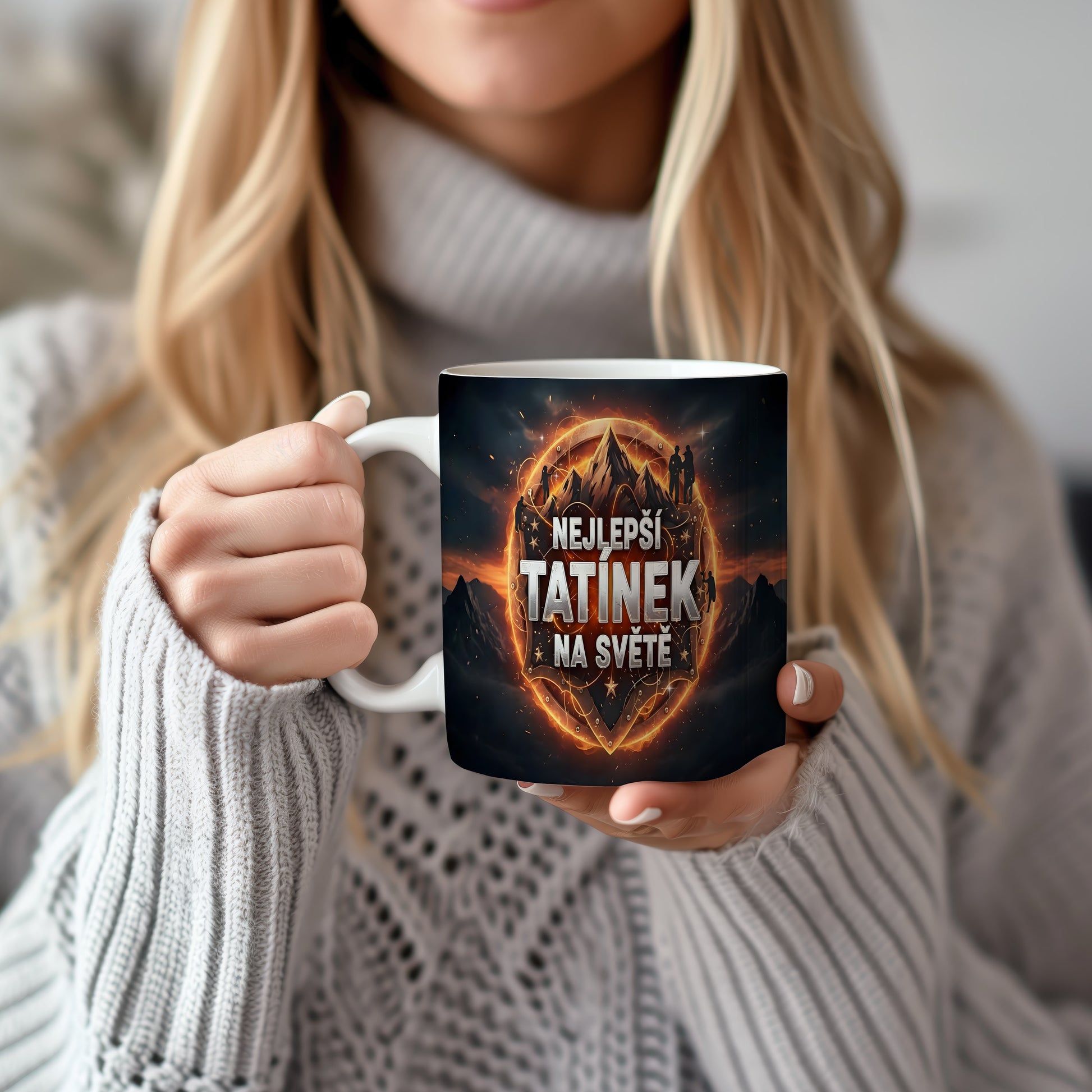 Hrnek s nápisem NEJLEPŠÍ TATÍNEK NA SVĚTĚ a horským motivem.