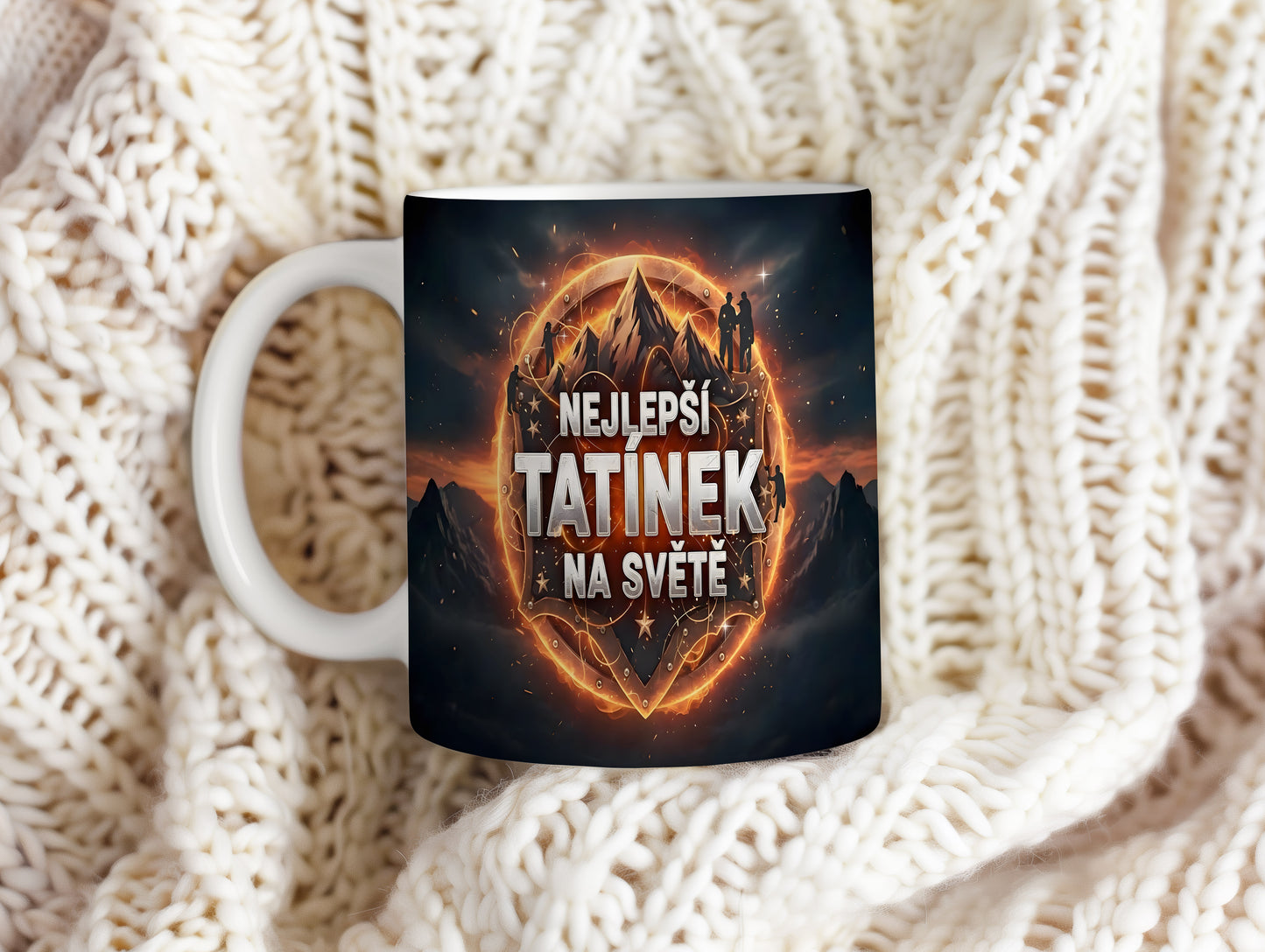 Hrnek s nápisem NEJLEPŠÍ TATÍNEK NA SVĚTĚ a horským motivem.