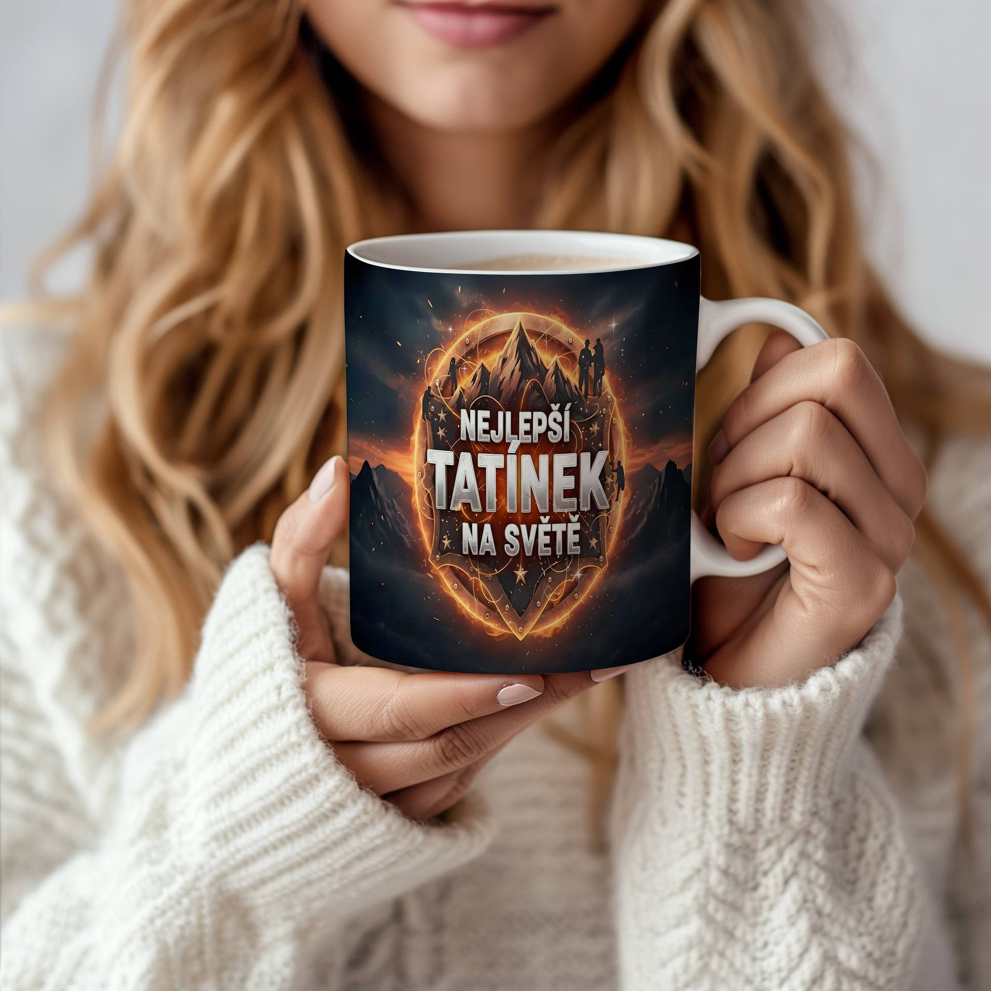 Hrnek s nápisem NEJLEPŠÍ TATÍNEK NA SVĚTĚ a horským motivem.