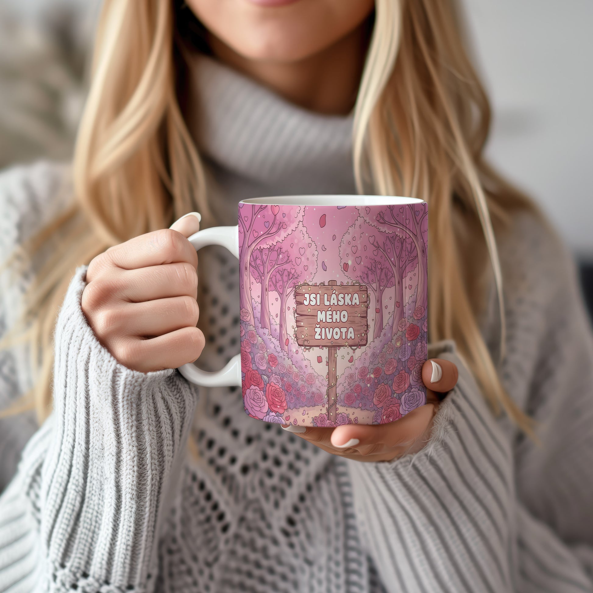 Růžový hrnek s nápisem 'JSI LÁSKA MÉHO ŽIVOTA' a romantickými motivy.