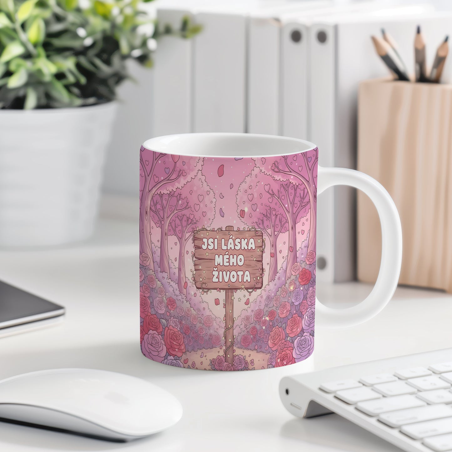 Růžový hrnek s nápisem 'JSI LÁSKA MÉHO ŽIVOTA' a romantickými motivy.