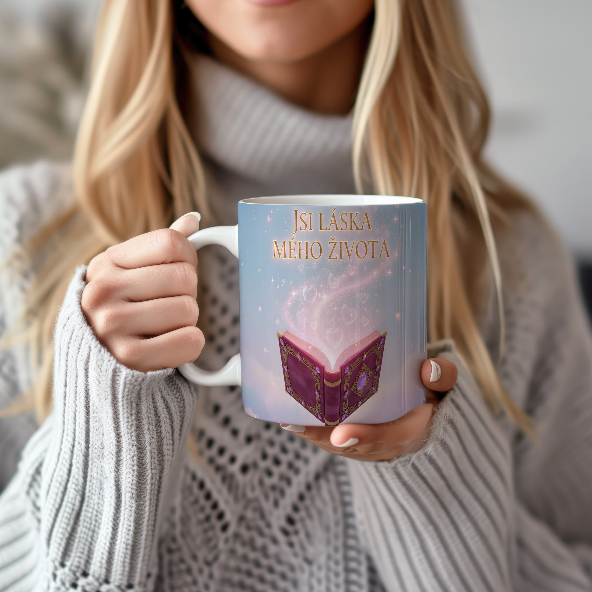Romantický hrnek s nápisem JSI LÁSKA MÉHO ŽIVOTA a srdíčky.
