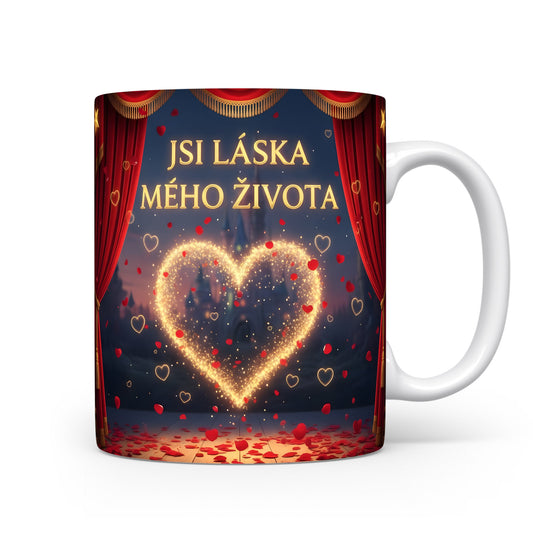 Romantický hrnek s červenou oponou a zlatým srdcem.