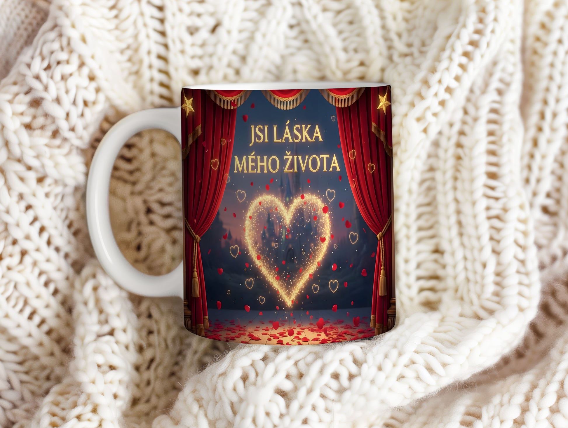 Romantický hrnek s červenou oponou a zlatým srdcem.