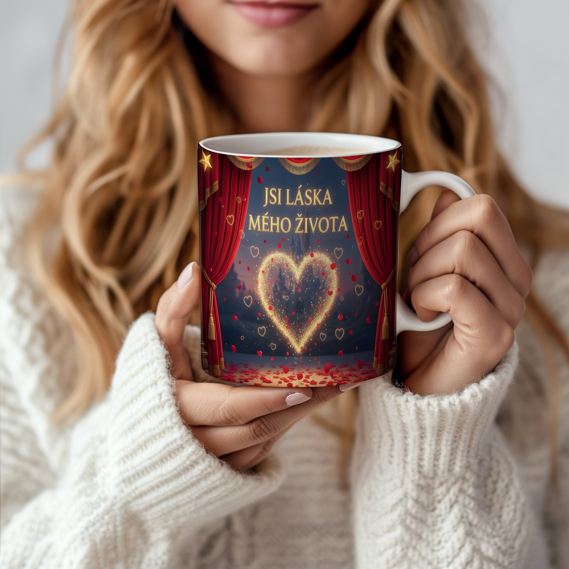 Romantický hrnek s červenou oponou a zlatým srdcem.